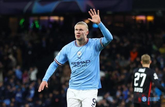 伊宁队问鼎2025年“喀什杯”李景亮现身现场和球员共跳新疆舞庆祝（2025年“喀什杯”伊宁队夺冠，李景亮到场与球员共跳新疆舞庆祝）