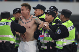 成都蓉城教练组现场观战中韩战，徐正源、金亨镒在场（成都蓉城教练组到场观战中韩大战，徐正源与金亨镒现身）