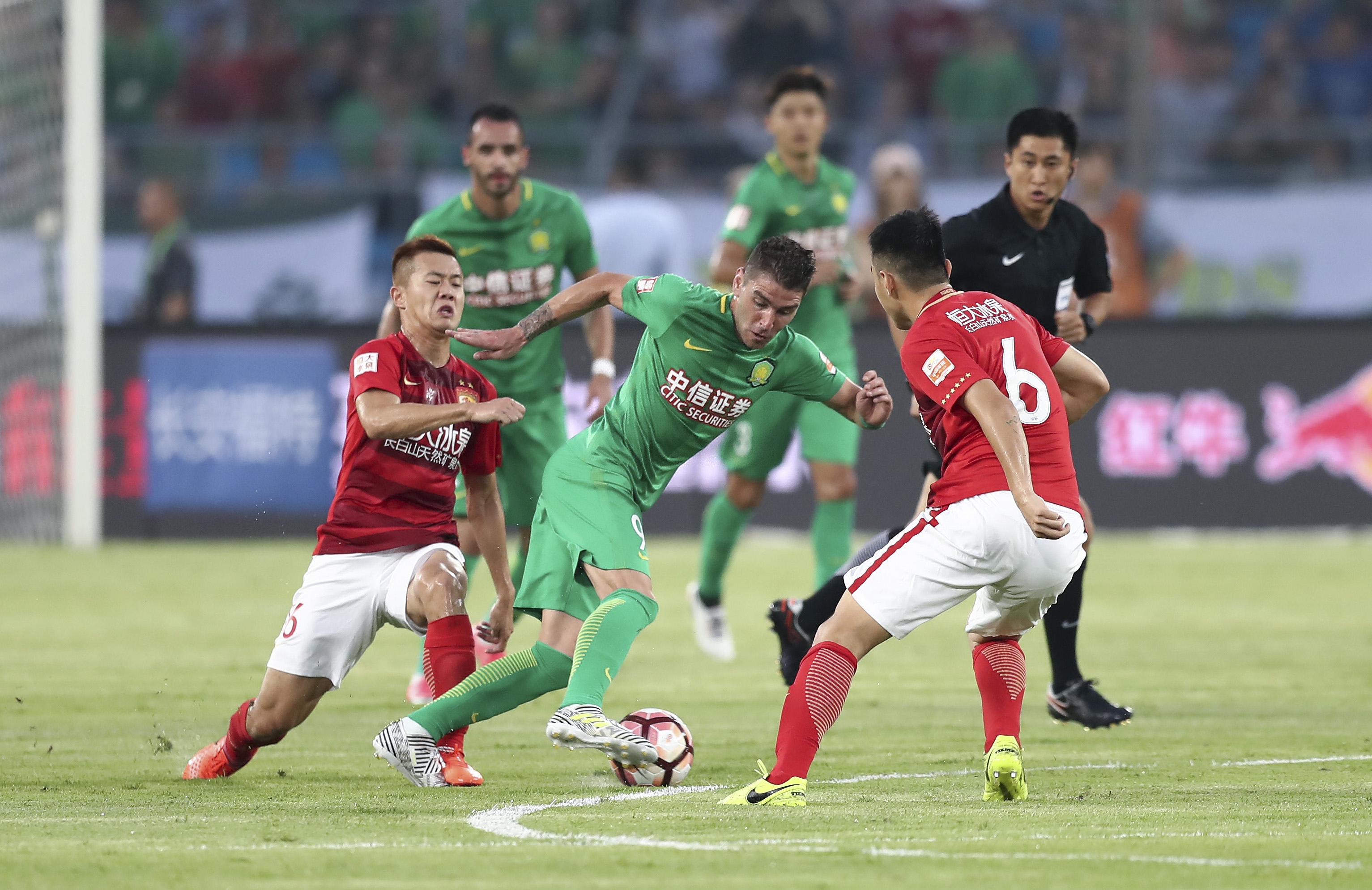 球员在欧青联比赛中遭遇种族歧视，切尔西官方予以谴责（欧青联赛曝出种族歧视事件，切尔西官方严厉谴责）